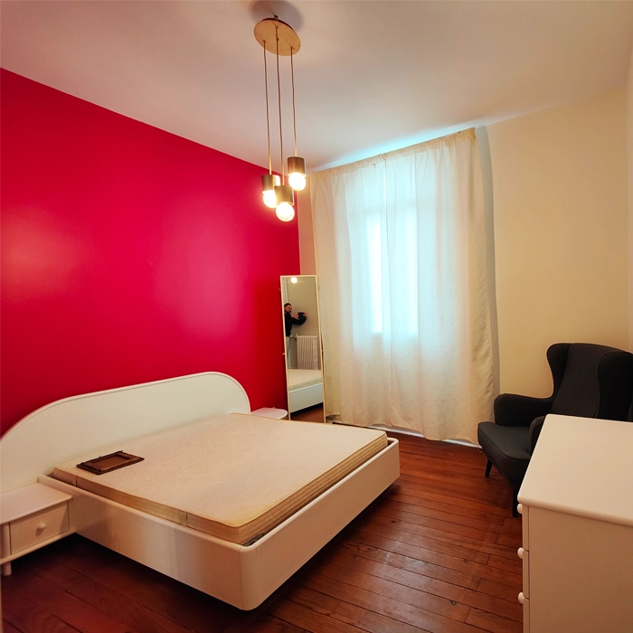 Chambre rouge après pose d'une peinture velours - Maison du nord Gironde - Le Peintre Aquitain