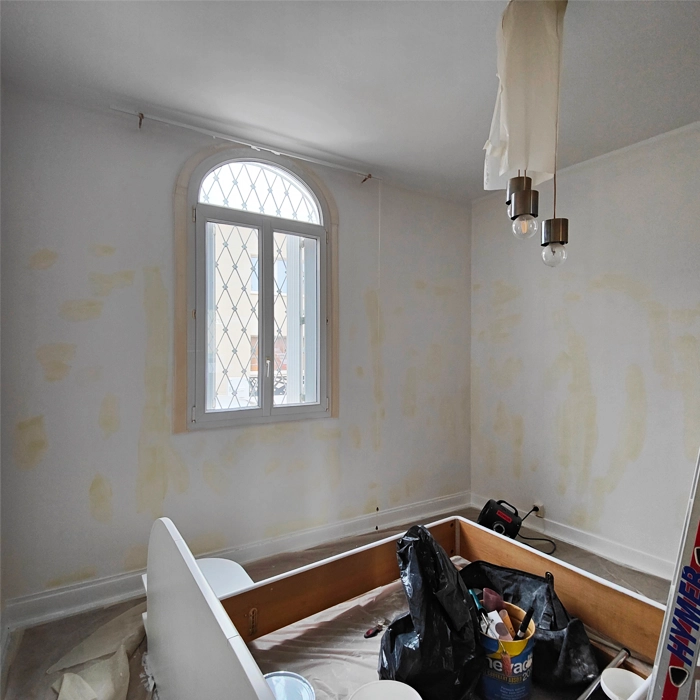 Ratissage des murs d'une chambre avant peinture - Maison du nord Gironde - Le Peintre Aquitain