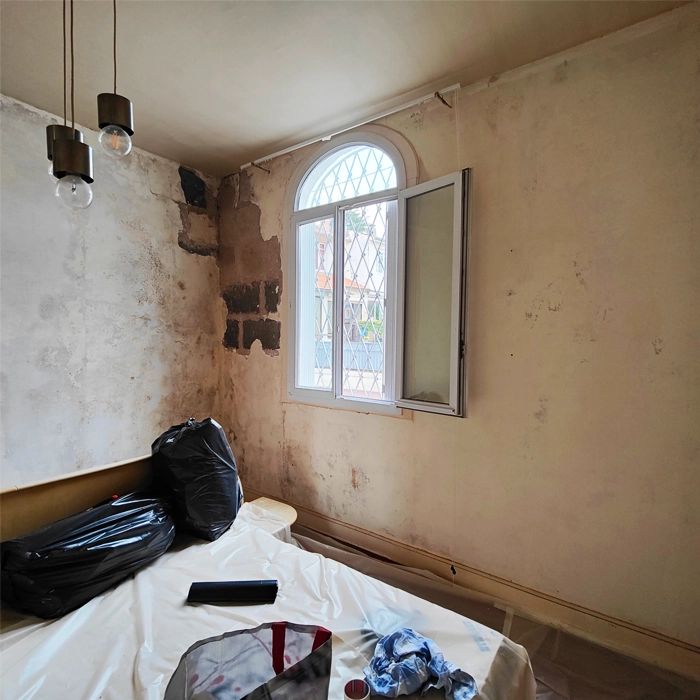 Traitement des fissures des murs d'une chambre avant les peintures - Maison du nord Gironde - Le Peintre Aquitain