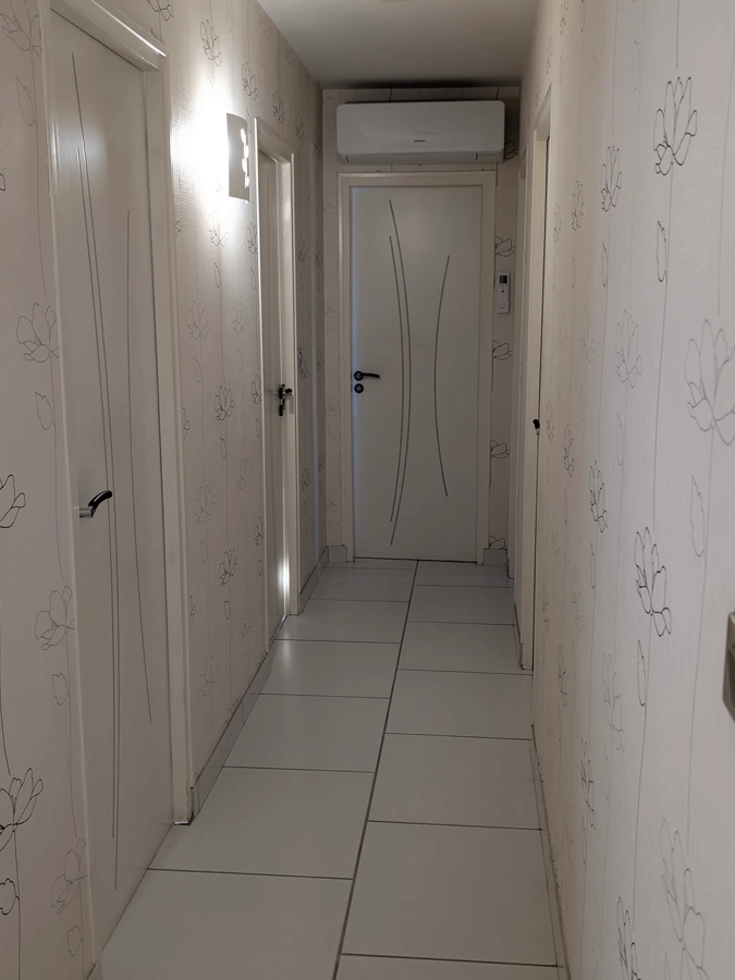 Grand couloir avant la pose du nouveau papier peint - Maison en Gironde - Le Peintre Aquitain