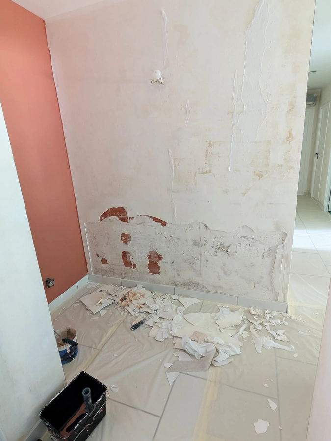 Préparation des murs avant le pose d'une tapisserie - Maison en Gironde - Le Peintre Aquitain
