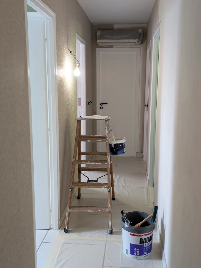 Ratissage du couloir - Maison en Gironde - Le Peintre Aquitain
