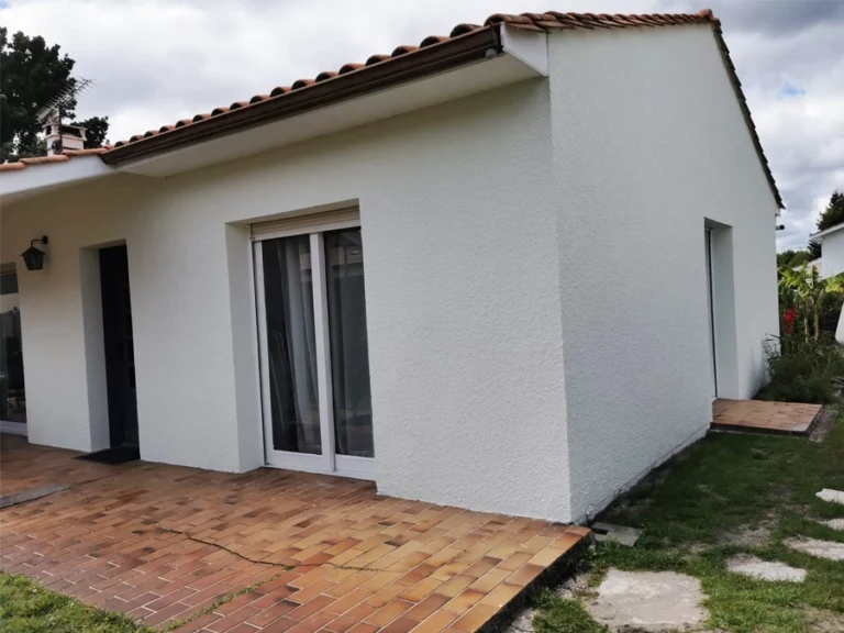 Mur extérieur de l'entrée après mise en peinture - Maison en Gironde - Le Peintre Aquitain