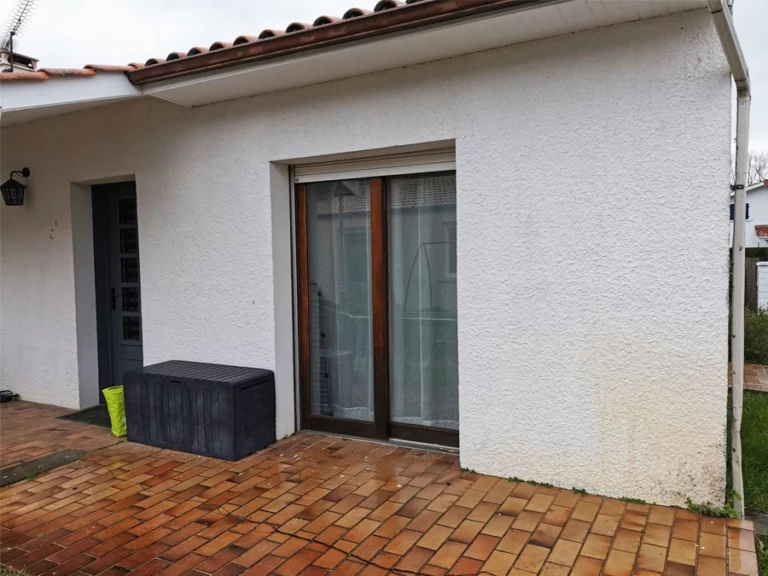 Mur extérieur de l'entrée avant mise en peinture - Maison en Gironde - Le Peintre Aquitain