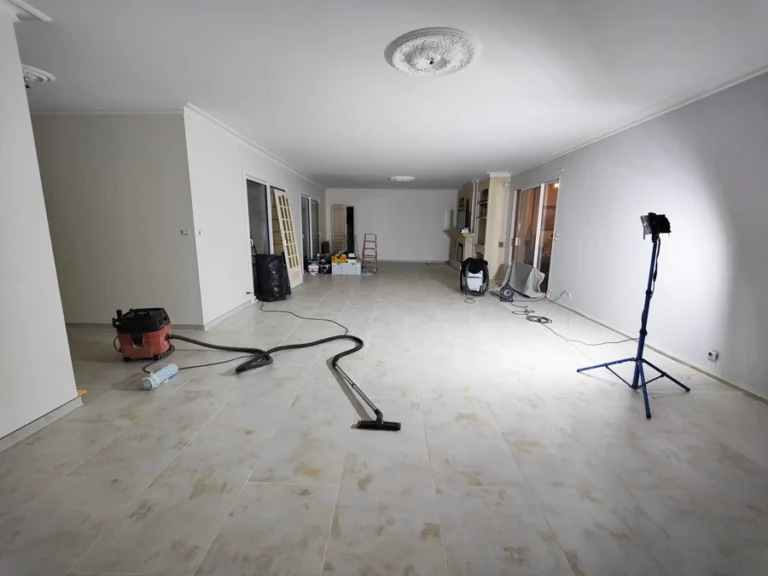 Peinture blanche de finition sur les murs du salon - Grande maison à Libourne - Le Peintre Aquitain