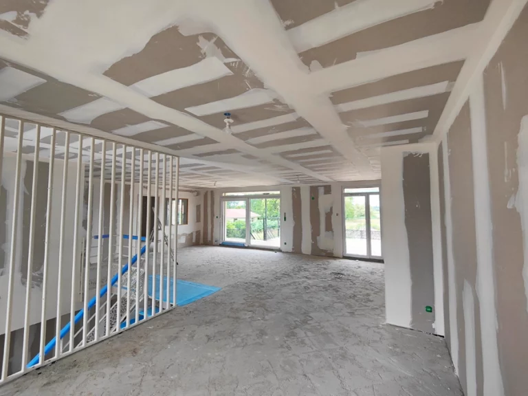 Murs intérieurs avant les peintures de finition dans la pièce de vie - Lalande-de-Fronsac - Le Peintre Aquitain