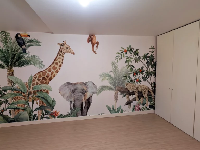 Pose d'une tapisserie décorative avec animaux de la savane dans une chambre d'enfant - Lalande-de-Fronsac - Le Peintre Aquitain